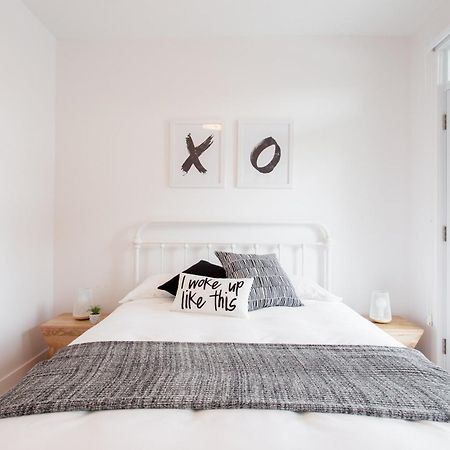 Hip, Stylish Apartment In Little Italy By Den Stays A Монреал Стая снимка