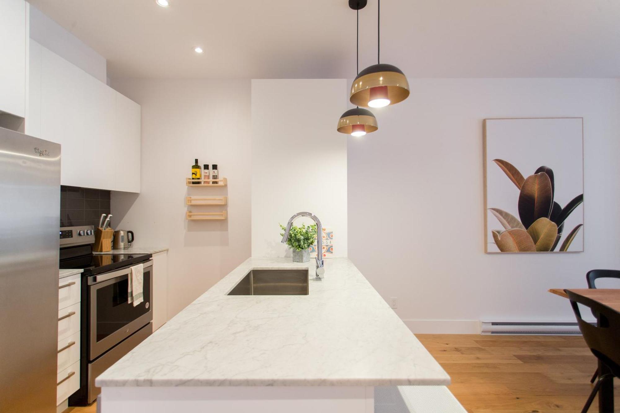 Hip, Stylish Apartment In Little Italy By Den Stays A Монреал Стая снимка