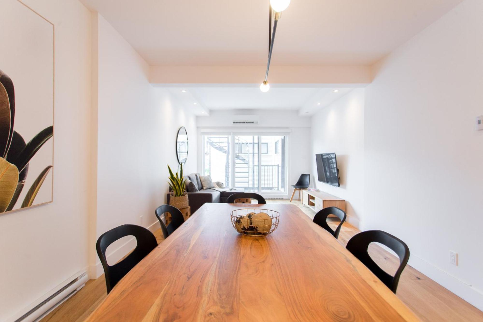 Hip, Stylish Apartment In Little Italy By Den Stays A Монреал Стая снимка