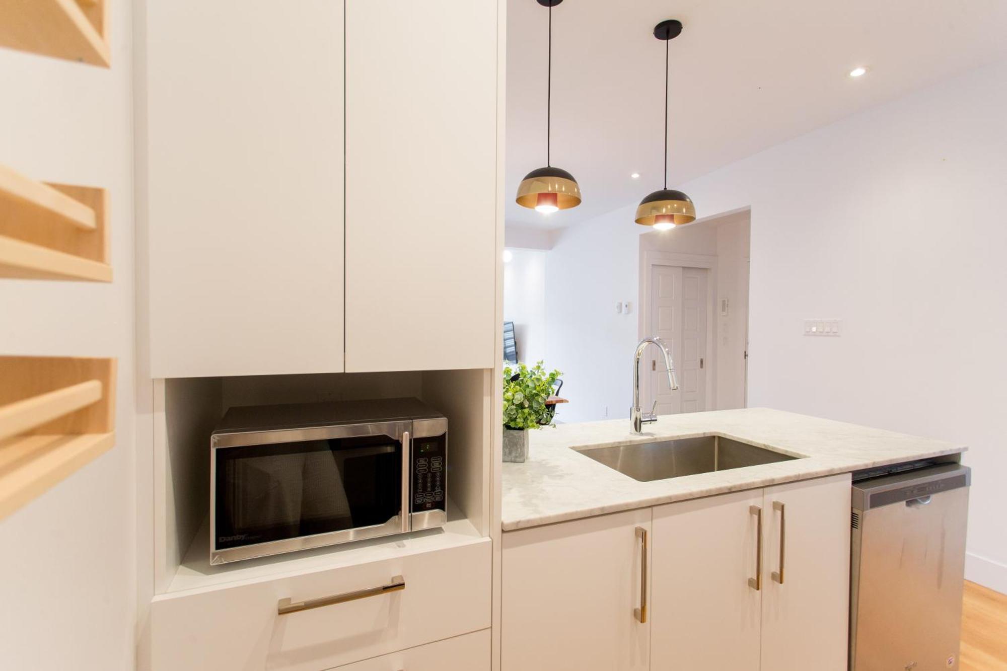 Hip, Stylish Apartment In Little Italy By Den Stays A Монреал Стая снимка