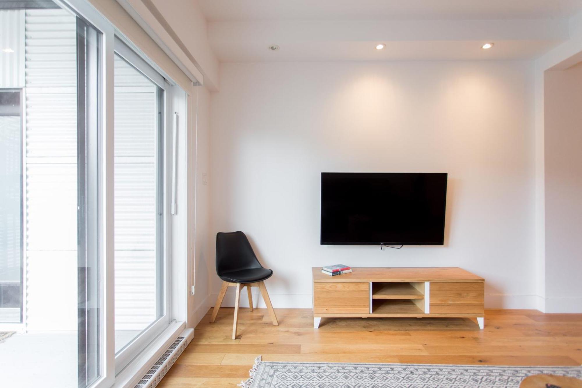 Hip, Stylish Apartment In Little Italy By Den Stays A Монреал Стая снимка