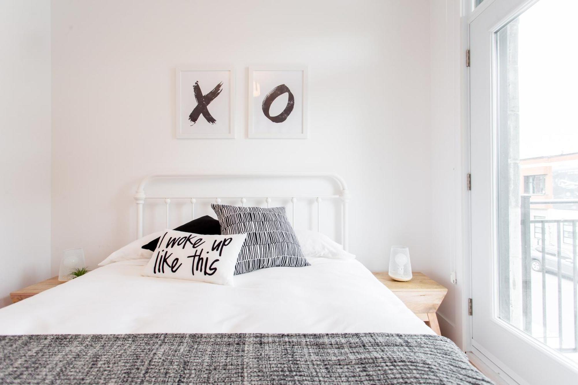 Hip, Stylish Apartment In Little Italy By Den Stays A Монреал Стая снимка