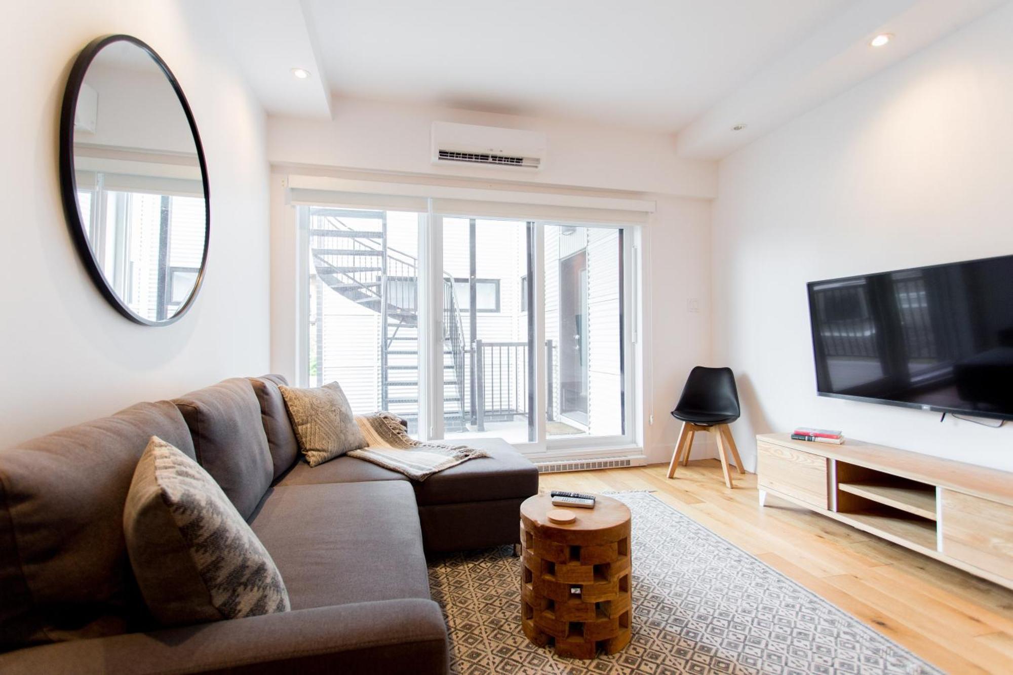 Hip, Stylish Apartment In Little Italy By Den Stays A Монреал Стая снимка