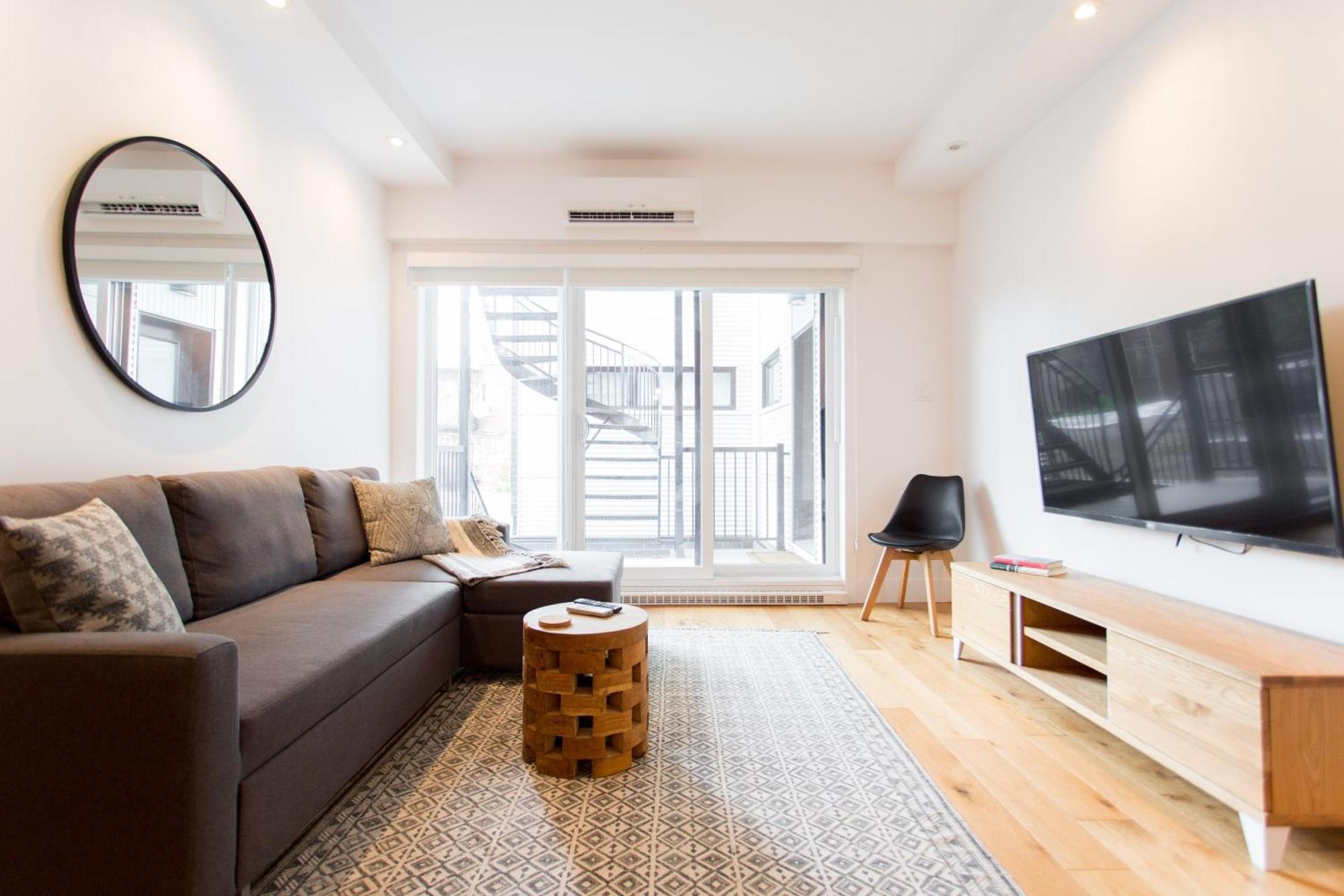 Hip, Stylish Apartment In Little Italy By Den Stays A Монреал Стая снимка