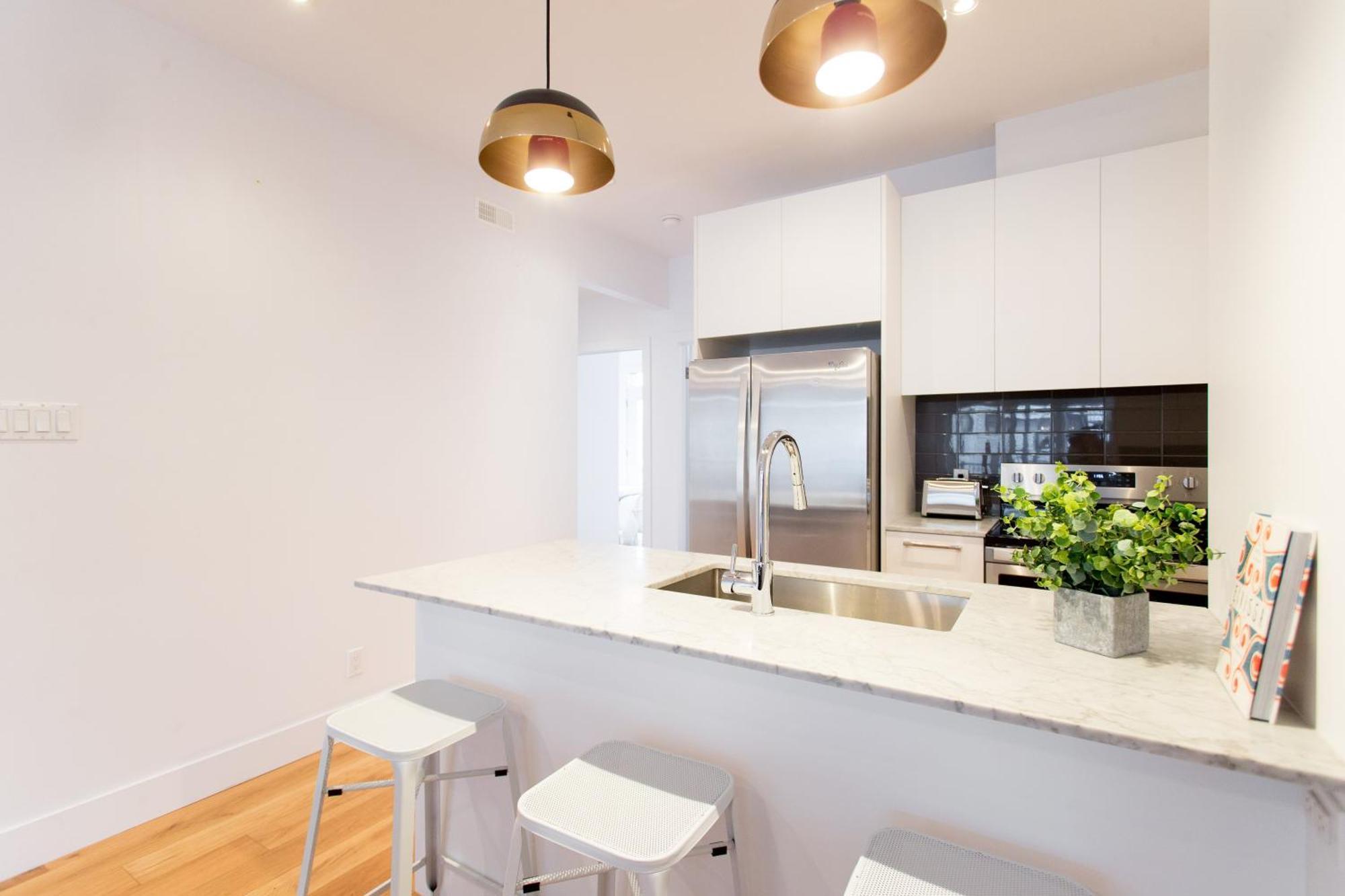 Hip, Stylish Apartment In Little Italy By Den Stays A Монреал Екстериор снимка