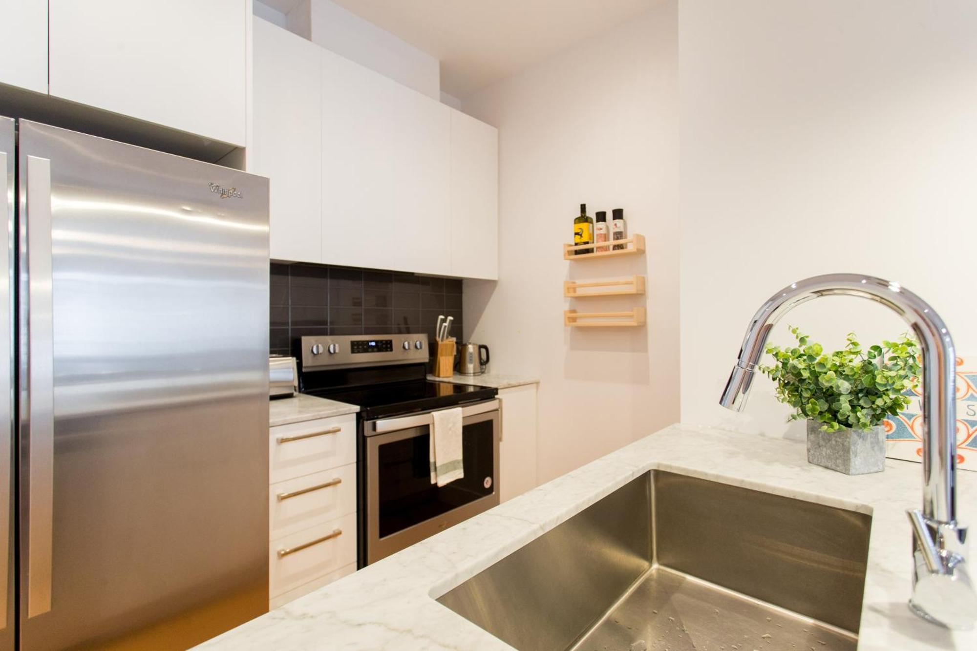 Hip, Stylish Apartment In Little Italy By Den Stays A Монреал Стая снимка