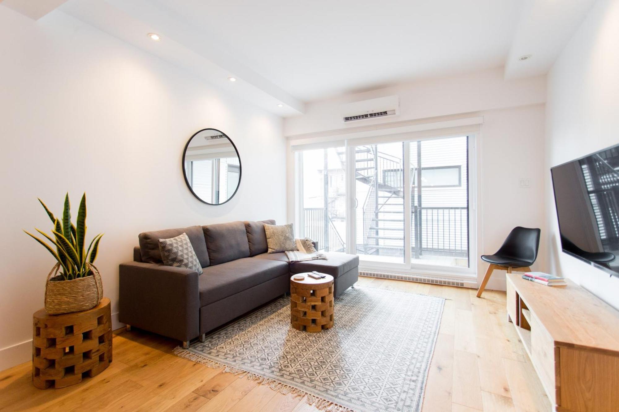 Hip, Stylish Apartment In Little Italy By Den Stays A Монреал Стая снимка